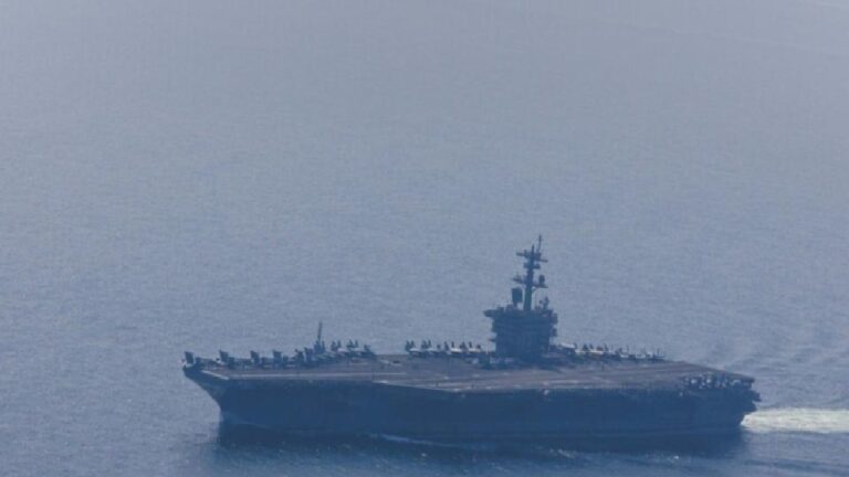 ABD donanma gemileri ilk kez Hürmüz Boğazı’ndan geçti