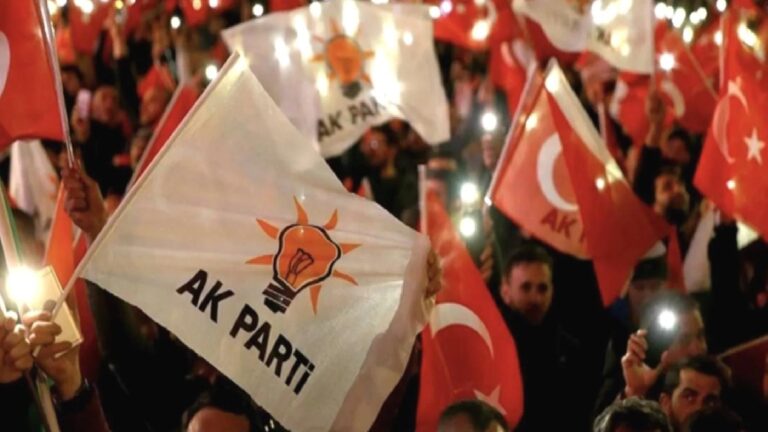 “AKP’liler CHP’li belediyelere operasyonlardan rahatsız oluyor” iddiası: Kopan tabanı geri çeviremiyoruz; ekonomi başlığı geri planda kaldıkça seçmen davranışı değişmiyor