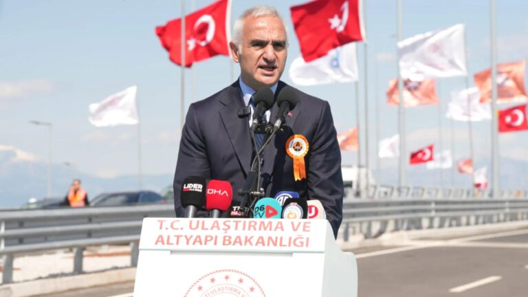 Bakan Ersoy: Sektörümüzün nakit akışını güçlü tutmayı hedefliyoruz; 8 yıllık süreçte turizm gelirlerimiz yüzde 109 arttı