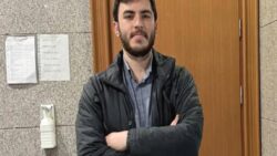 CHP’li vekillerden gazeteci İsmail Arı’ya ziyaret: Yolsuzluk haberlerini yaptığı kişilerle aynı yerde kalıyor!