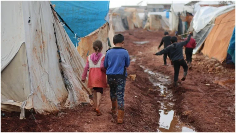 Çocuk yoksulluğu, alarm veriyor: Yetişkin yoksulluğundan 9 puan fazla!