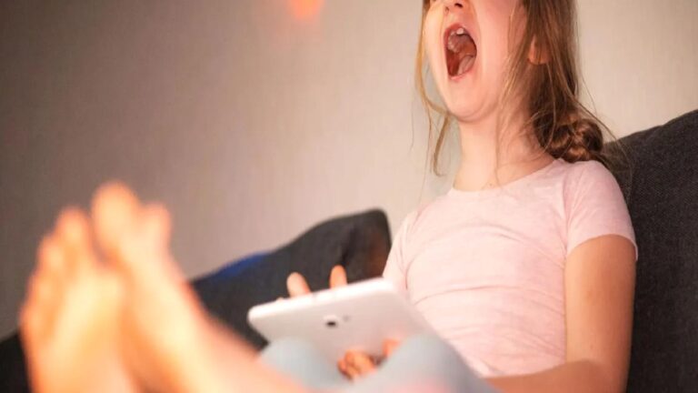 Ekran karşısında büyüyen çocuklarda yeni sağlık riski: Bel ve boyun şikâyetleri çoğaldı