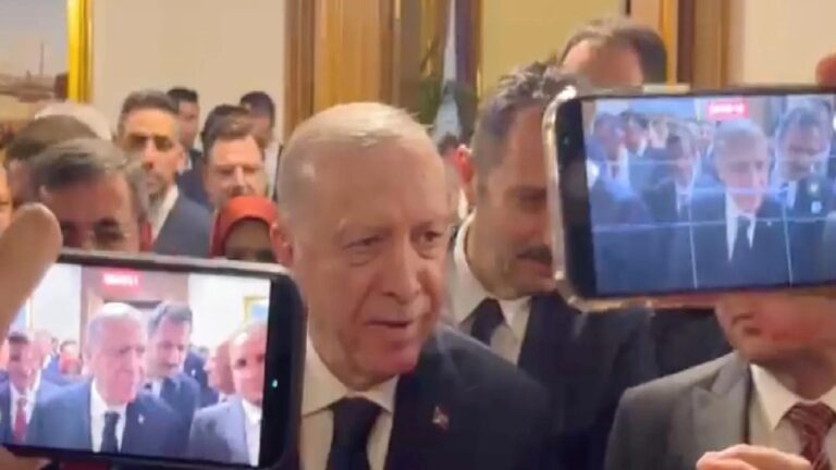 Erdoğan’dan “Özgür Özel’le görüşür müsünüz?” sorusuna yanıt: Bizim kitabımızda yok yok. Tabii görüşeceğiz