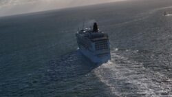 İlk kez bir yolcu gemisi Hürmüz’den geçti