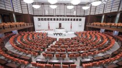 Meclis’te DEM Partili vekille AKP’li vekil arasında ‘terbiyesiz’ polemiği: Ben senin bildiğin kadınlara benzemem