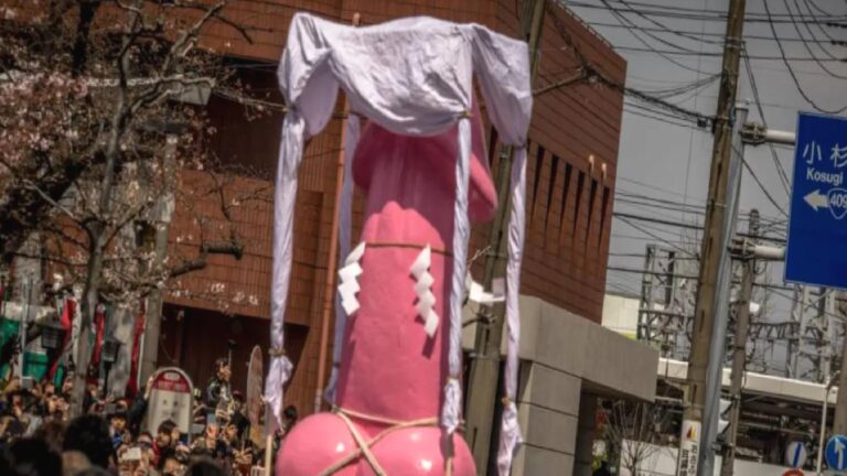 Penis şeklinde heykeller, şekerlemeler: Japonya’da düzenlenen festival cinsellik tabularını kırmayı amaçlıyor