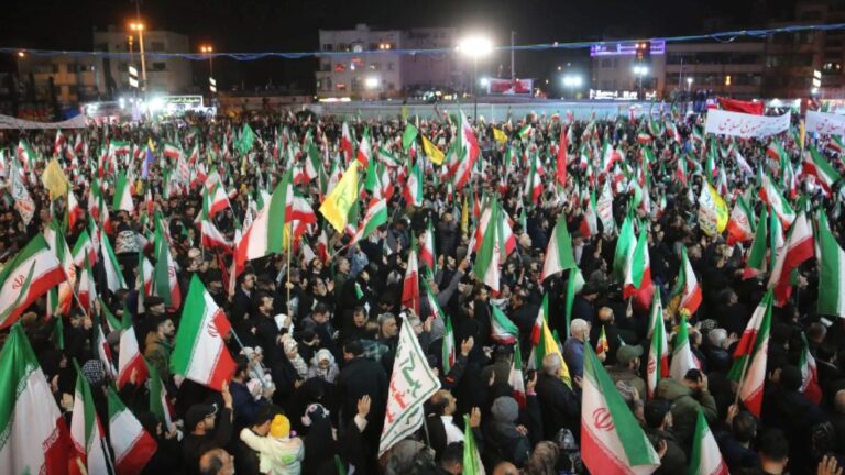 Pezeşkiyan ve Arakçi, İran halkı ile meydanlarda