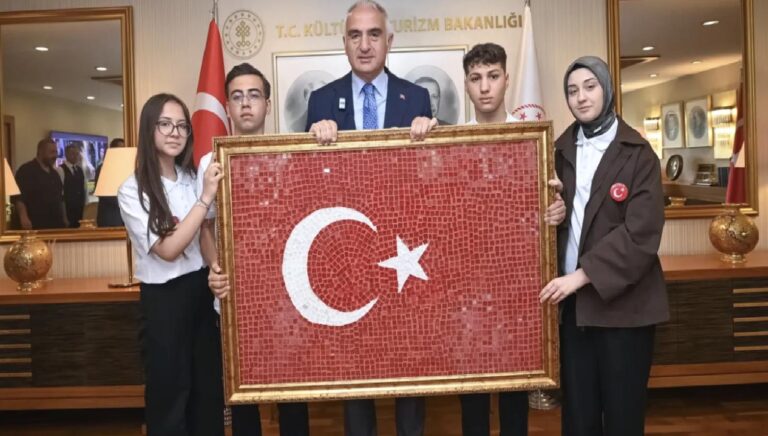 Bakan Ersoy, 19 Mayıs’ta genç sanatçıları ağırladı