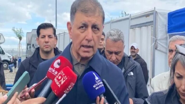 Cemil Tugay’a 1 Mayıs alanında işçilerden protesto: Konuşma yapmadan ayrıldı!