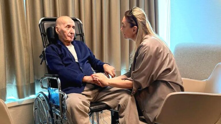 Dilek İmamoğlu, eski CHP Genel Başkanı Hikmet Çetin’i tedavi gördüğü hastanede ziyaret etti