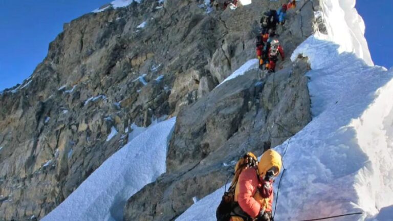Dünyanın en yüksek zirvesi Everest Dağı her yıl büyümeye devam ediyor