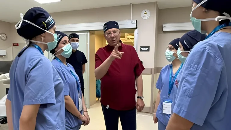 ‘Genç Tıp Akademisi’: Tıp fakültesi adayları canlı ameliyatlara katılıyor