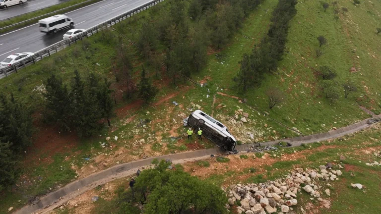İşçi servisi şarampole devrildi, 16 kişi yaralandı