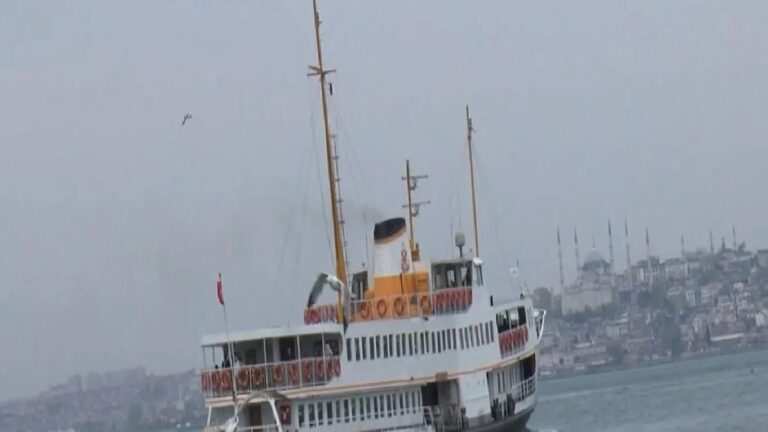 Kadıköy vapuruna binen kadın şüpheli şekilde kayboldu; denizde çantası bulundu