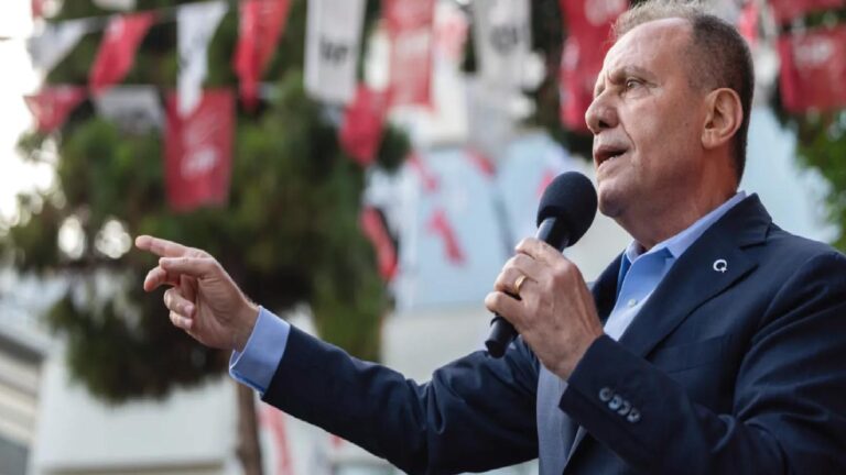 Mersin Büyükşehir Belediye Başkanı Vahap Seçer’den kutultay çağrısı: Partinin seçilmiş Genel Başkanı Özgür Özel’dir