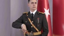 MSB itiraz etmişti: Göreve iade edilen Teğmen Deniz Demirtaş üniformasını ikinci kez çıkarıyor