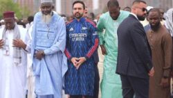 New York Belediye Başkanı Mamdani, Kurban Bayramı namazına Arsenal temalı cübbeyle katıldı