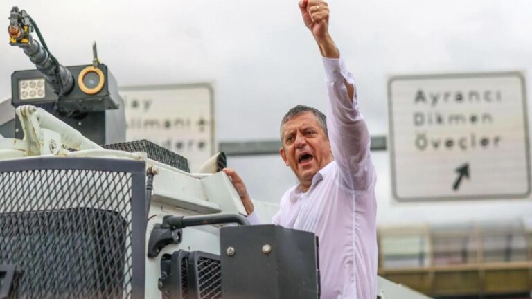 Özel Özel İzmir’e gidiyor: Yine omuz omuza, yine meydan meydanayız