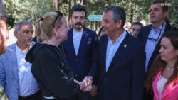 Özgür Özel, Manisa’da partililerle bayramlaştı, Ferdi Zeyrek’in mezarını ziyaret etti