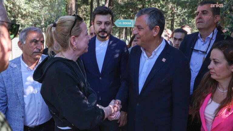 Özgür Özel, Manisa’da partililerle bayramlaştı, Ferdi Zeyrek’in mezarını ziyaret etti