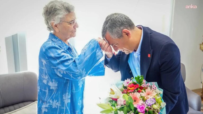 Özgür Özel’den merhum başkanlar Ferdi Zeyrek ve Gülşah Durbay’ın annelerine Anneler Günü ziyaretleri