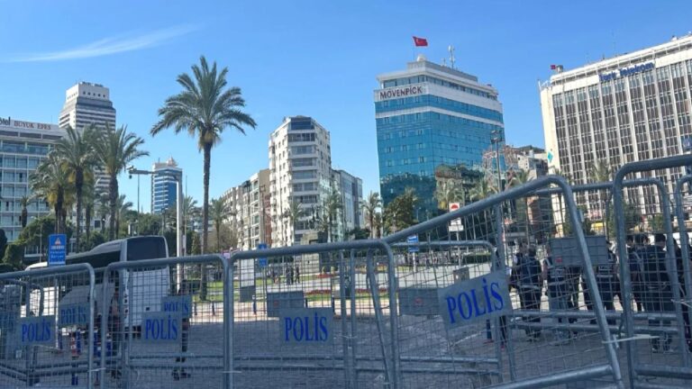 Özgür Özel’in İzmir Cumhuriyet Meydanı’ndaki mitingine valilik yasağı: Meydan kapatıldı, TOMA’lar ve gözaltı araçları getirildi