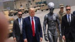 Trump’tan tuhaf paylaşım: Yanına yapay zekâyla üretilmiş uzaylı ekledi