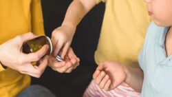 Uzmanlar uyarıyor: “Daha sağlıklı olsun” derken çocuklara verilen vitaminler risk oluşturuyor