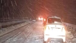 Yoğun kar yağışı nedeniyle 3 devlet yolu tır ve çekicilere kapatıldı, yolda kalanlar var
