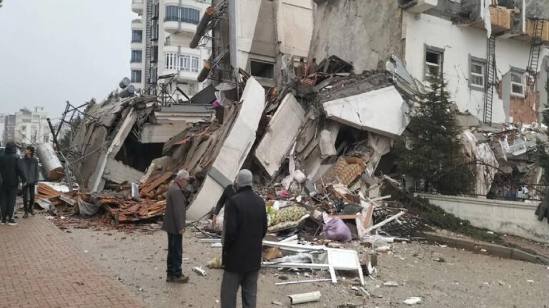 65 kişiye mezar olan Sueda Kent Sitesi davası: Sanık avukatları ve aileler arasında “depremin büyüklüğü” tartışması