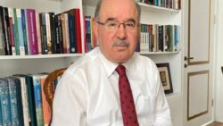 AKP’nin kurucularından Hüseyin Çelik: Köylü Mehmet Ağa, köy kahvesinde karnından konuşabilir ama üniversitenin, medyanın konuşmamak, gerçekleri haykırmamak gibi bir lüksü yoktur
