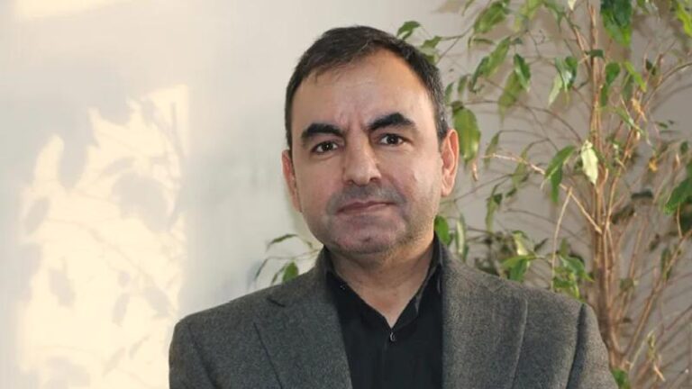 Gazeteci Ercüment Akdeniz’e “örgüt üyeliği” suçlamasından beraat