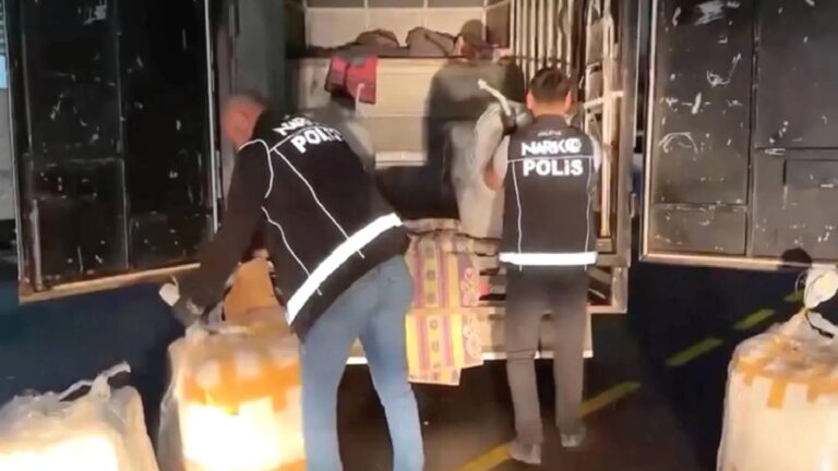 İçişleri Bakanlığı: Son bir haftada 69 ilde yapılan operasyonlarda 1 ton 916 kilogram uyuşturucu madde ele geçirildi