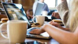 Kafelerde yeni dönem: Bazı işletmelerde laptop yasağı ve süreli Wi-Fi uygulaması başladı