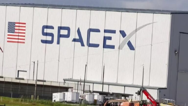 SpaceX, tarihin en büyük halka arzında 75 milyar dolar topladı