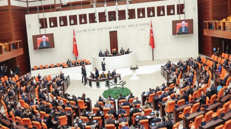 TBMM’de “Mutlak Butlan” tartışması: CHP, AKP’yi sıralara vurarak protesto etti