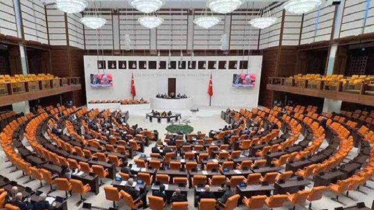 AKP’nin önerisi kabul edildi; çerçeve yasa görüşmesi bugün tamamlanamazsa Meclis takvimi değişecek