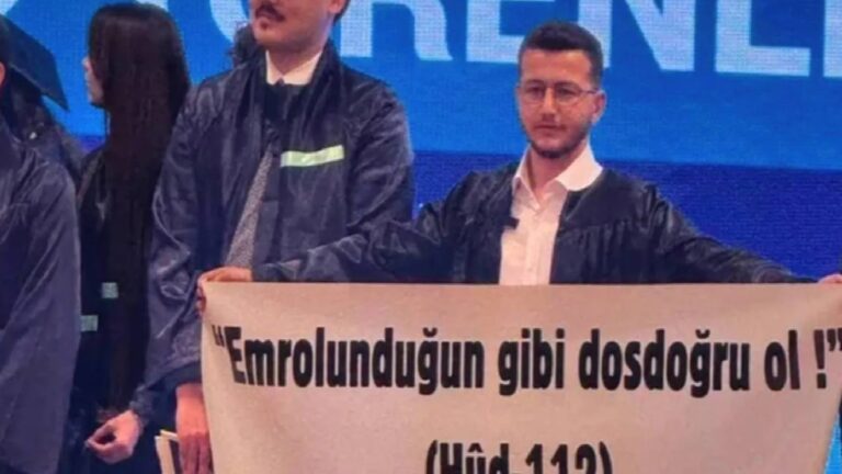Ayetli pankartla gündeme gelmişti: Yeditepe mezunu öğrenci, Cumhurbaşkanı’na hakaretten tutuklandı