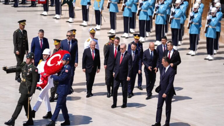 Cumhurbaşkanı Erdoğan ve Yüksek Askeri Şura üyeleri, YAŞ toplantısı öncesi Anıtkabir’i ziyaret etti