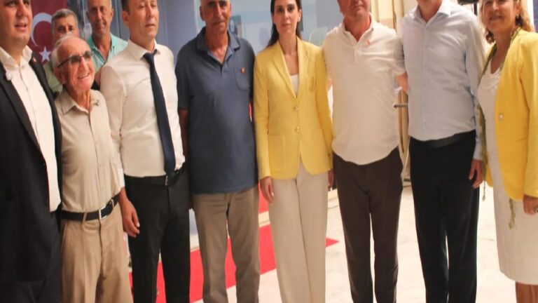 Dalaman Belediye Başkanı Sezer Durmuş meclis üyeleri ile beraber Yeni Parti’ye geçti