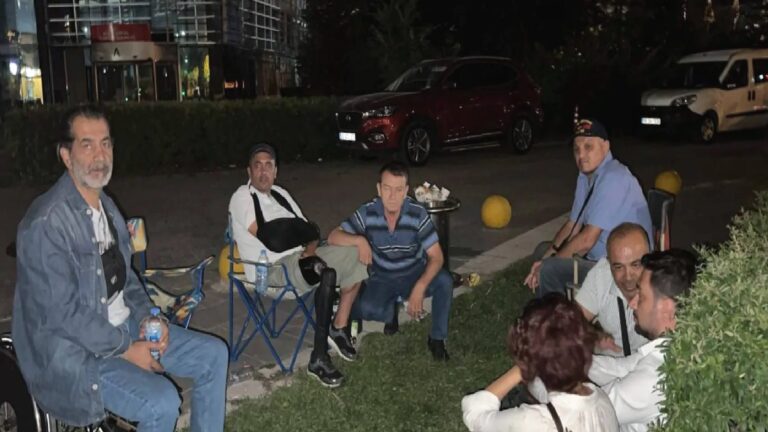 Er şehit aileleri ve er gazileri eylemlerinin 39’uncu gecesini Aile ve Sosyal Hizmetler Bakanlığı önünde geçiriyor