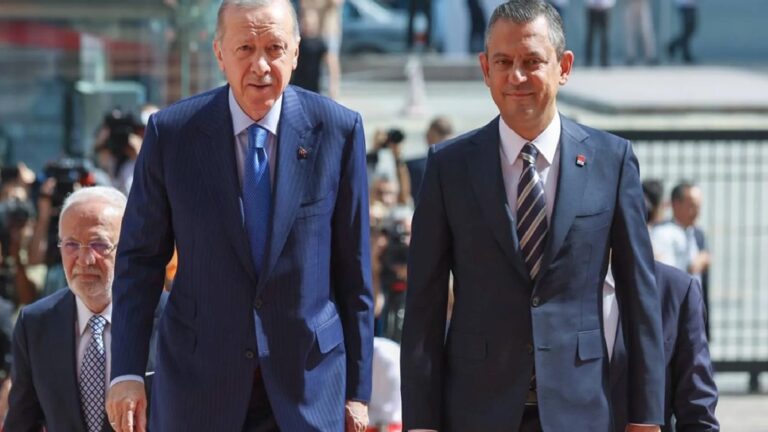 Eski AKP’li siyasetçilerden Yeni Parti yorumu: İlk yola çıktığımızda Erdoğan, ‘Milli Görüş gömleğini çıkardım’ dedi; Özel’in de benzer tavır sergilemesi gerek