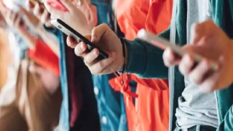 Fransa’da liselerde cep telefonu yasaklandı