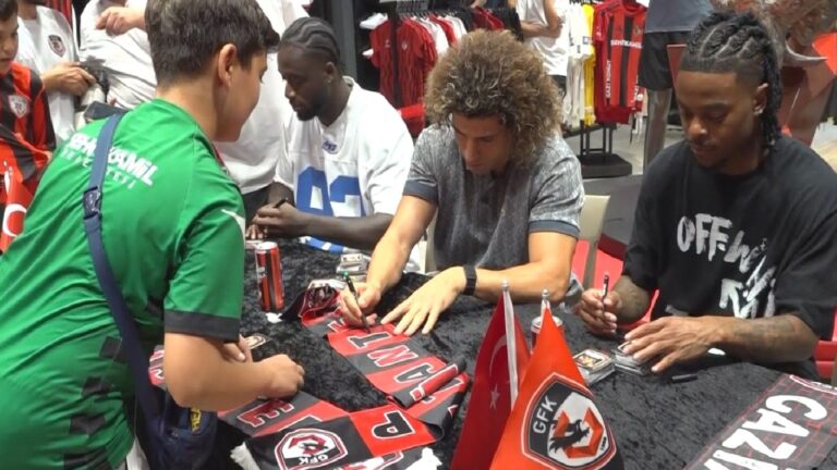 Gaziantep FK futbolcuları ve taraftarlar imza gününde buluştu