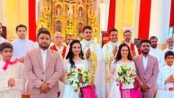 İkiz rahipler ve ikiz kilise görevlilerinin yönettiği düğünle evlenen ikiz çiftler Hindistan’da viral oldu
