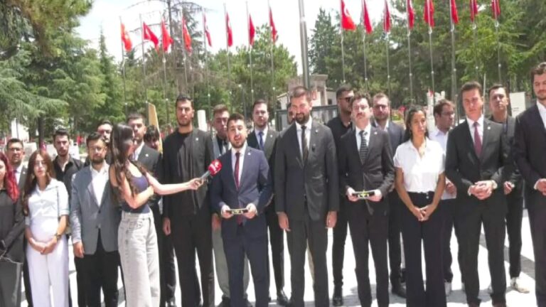 İyi Parti Gençlik Kolları’ndan ‘çerçeve yasa’ protestosu: Kanla yazılan mürekkeple silinmez