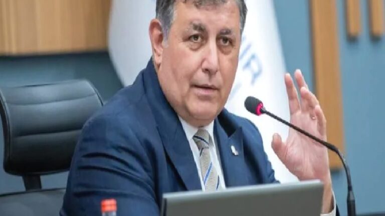 İzmir Büyükşehir Belediye Başkanı Cemil Tugay geçtiğimiz günlerde ayrıldığı CHP WhatsApp grubuna yeniden eklendi