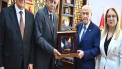 MHP TBMM Grubu’ndan Devlet Bahçeli’ye ziyaret: “Lider Ülke Türkiye” temalı hediye takdim edildi