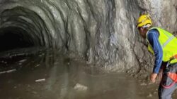 Nepal’de ekipler, sel felaketinin ardından hidroelektrik tünellerinde mahsur kalan yüzlerce kişiye ulaşmaya çalışıyor
