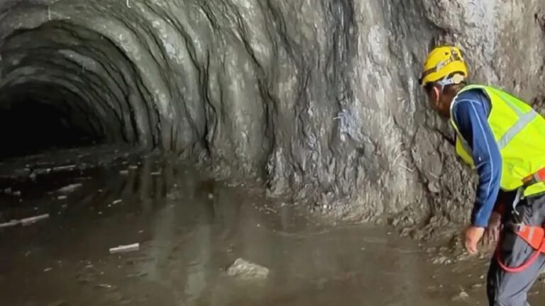 Nepal’de ekipler, sel felaketinin ardından hidroelektrik tünellerinde mahsur kalan yüzlerce kişiye ulaşmaya çalışıyor